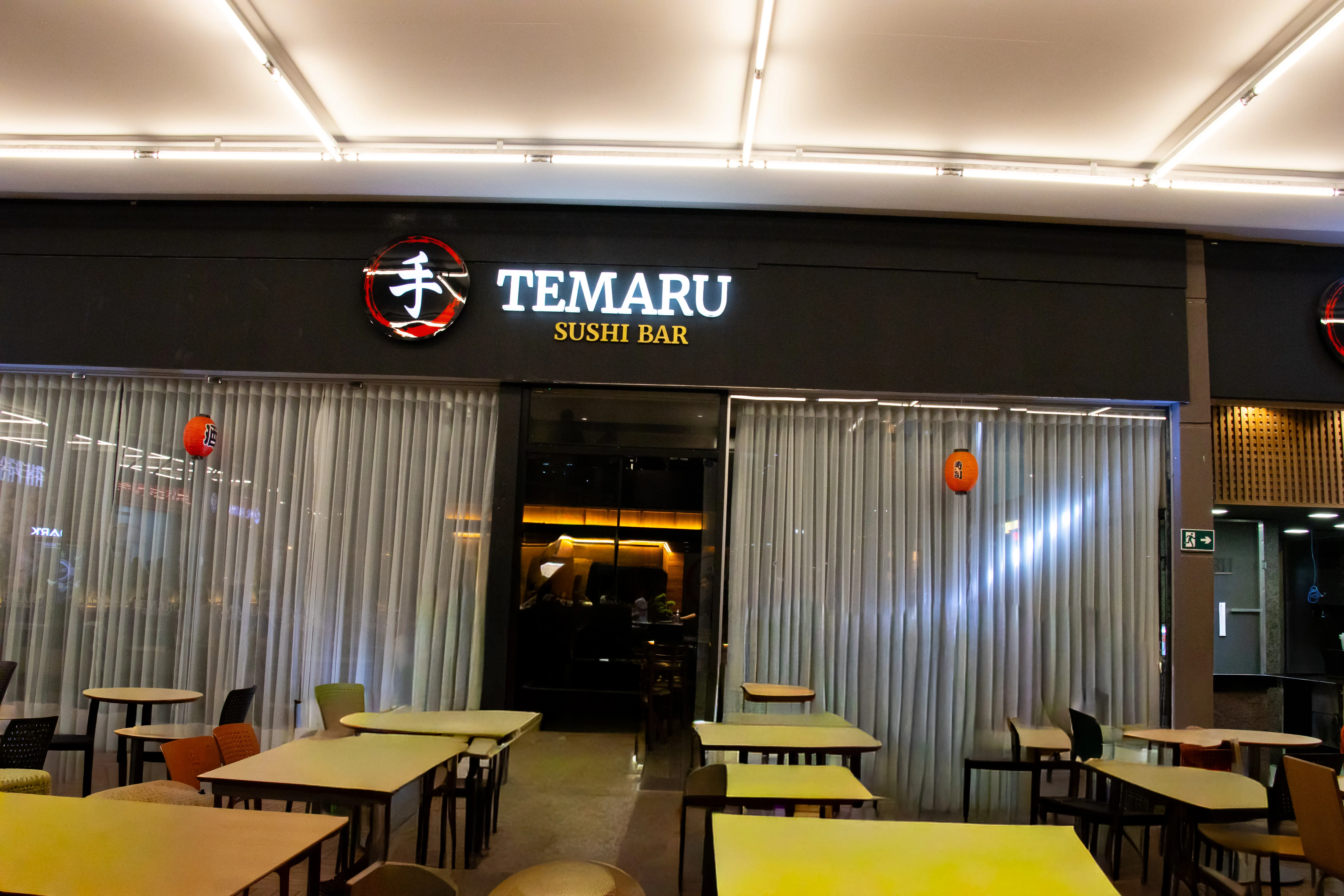 Entrada do Temaru Sushi Bar à noite