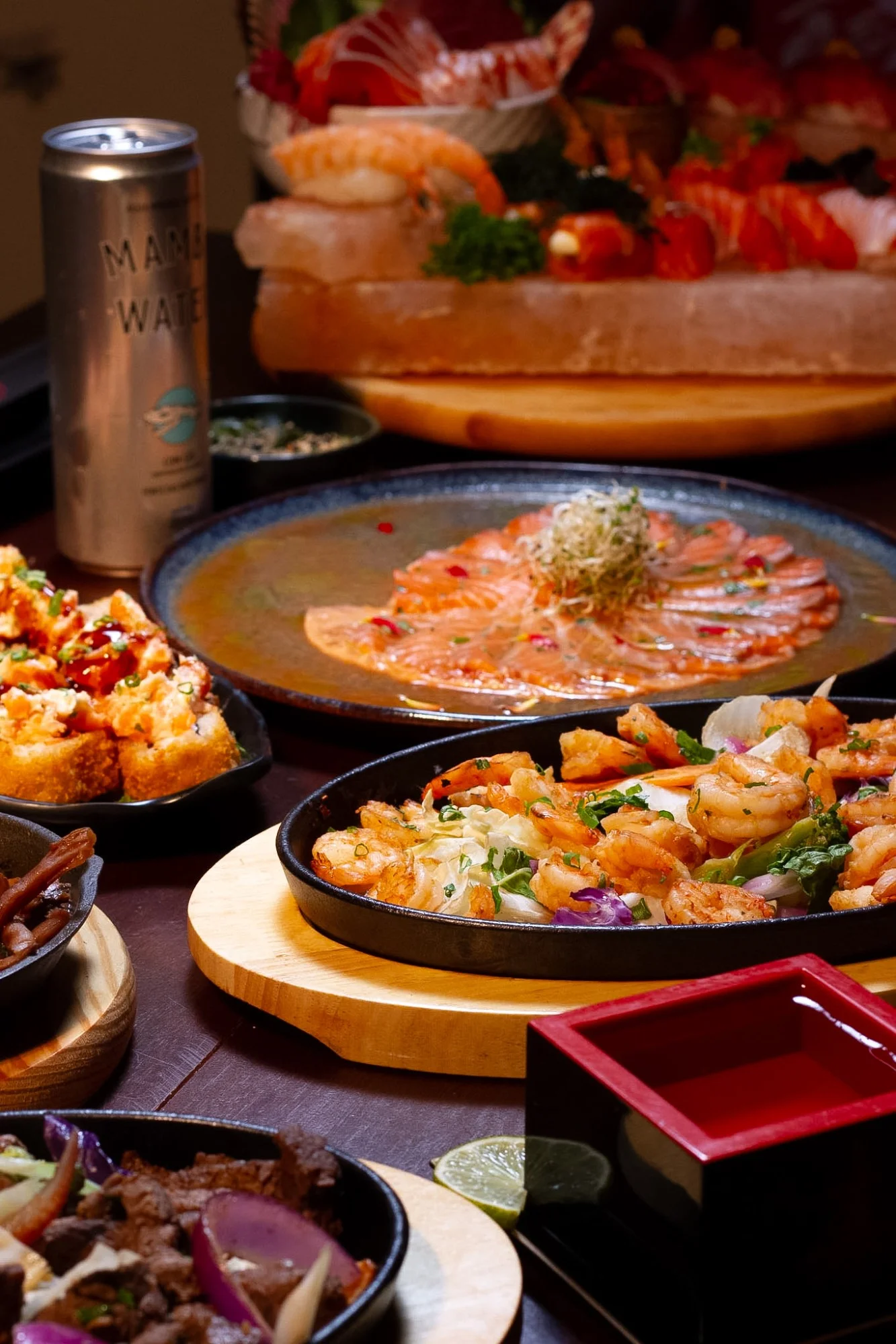 Mesa do Temaru com carpaccio de salmão, teppan de camarão, sushis empanados e o combinado sobre pedra de sal